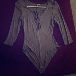 Three-quarter sleeve bodysuit